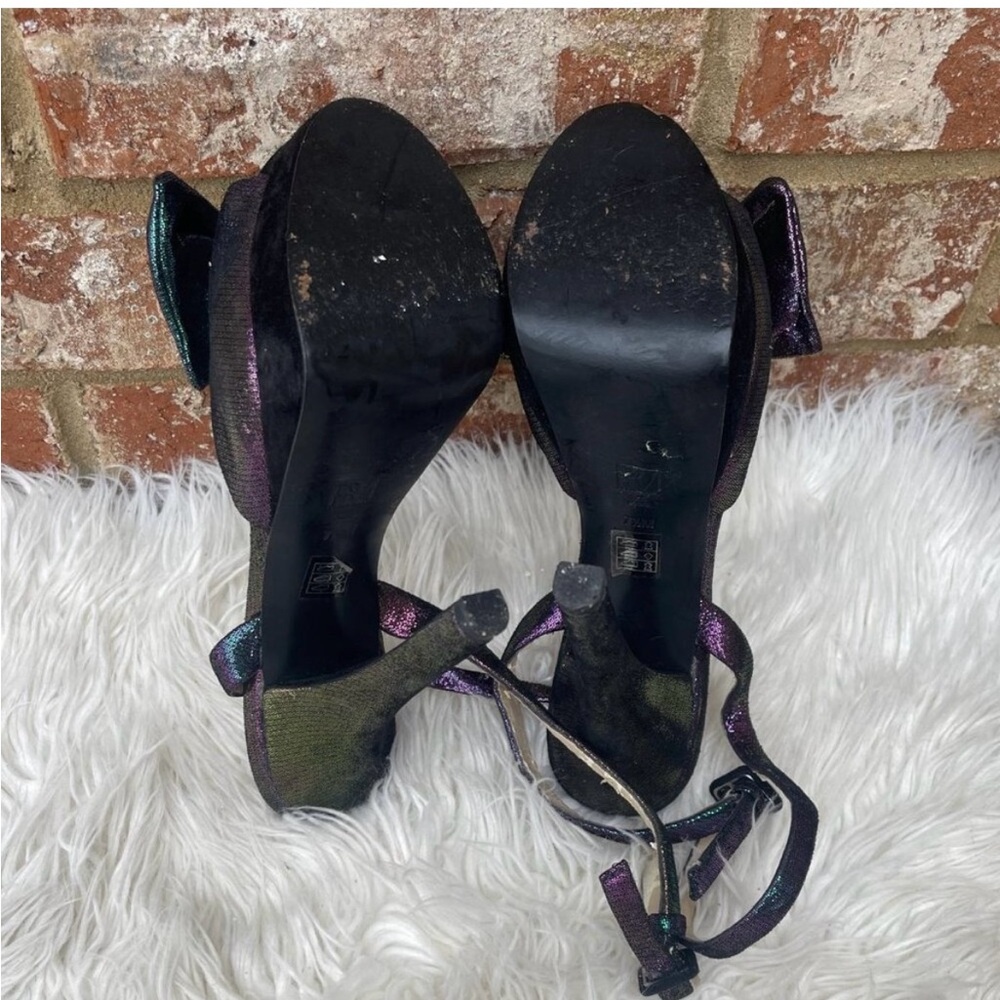 Pelle Moda Gisella Iridescent Suede Purple & Green Peep Toe Sandals
7.5 - Picture 6 of 6